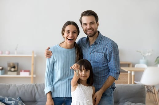 Familia con las llaves de su nueva casa