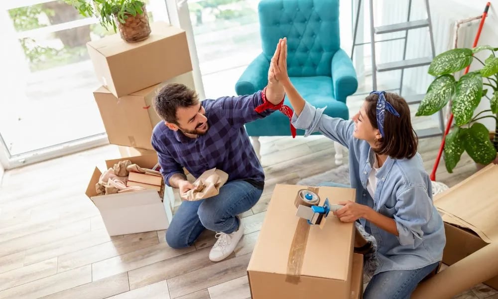 Pareja en su nueva casa