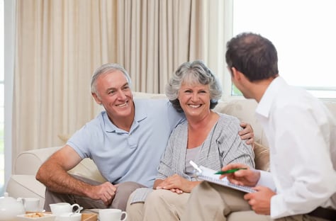 Familia con un asesor inmobiliario
