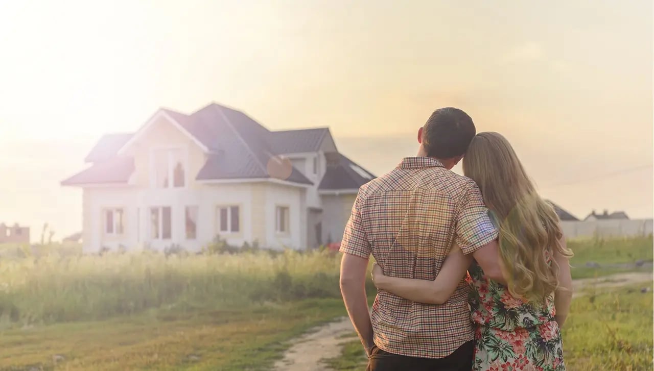 Pareja en el exterior de una vivienda