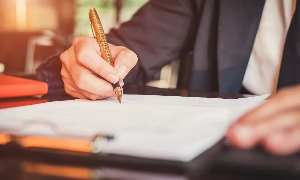 Firma de un préstamo de garantía hipotecaria