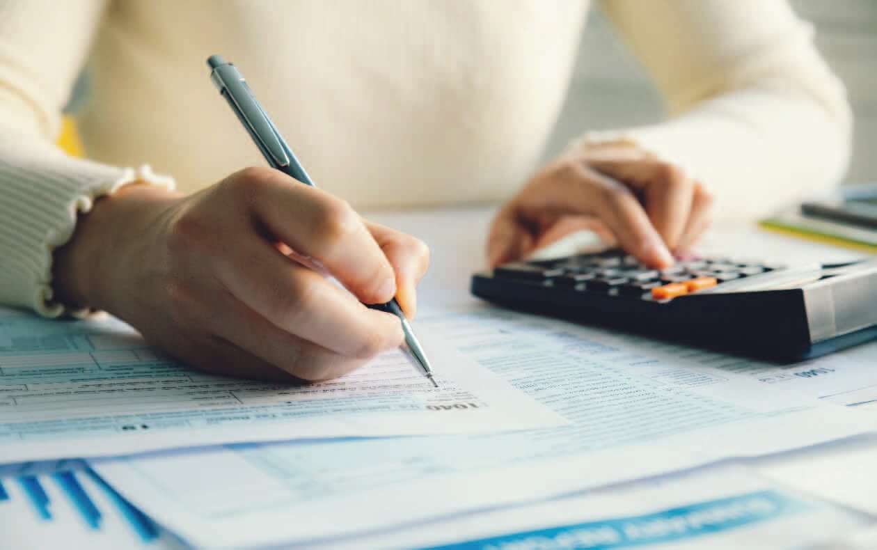 Mujer utilizando la calculadora para hacer un presupuesto