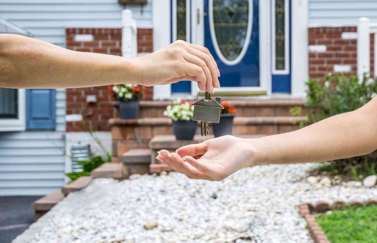 Entrega de llaves de una casa