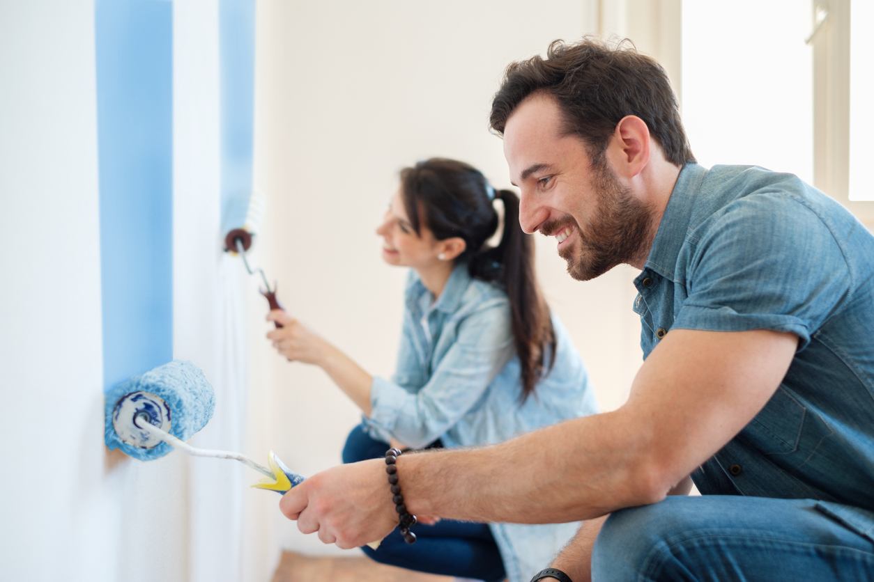 Familia pintando una casa