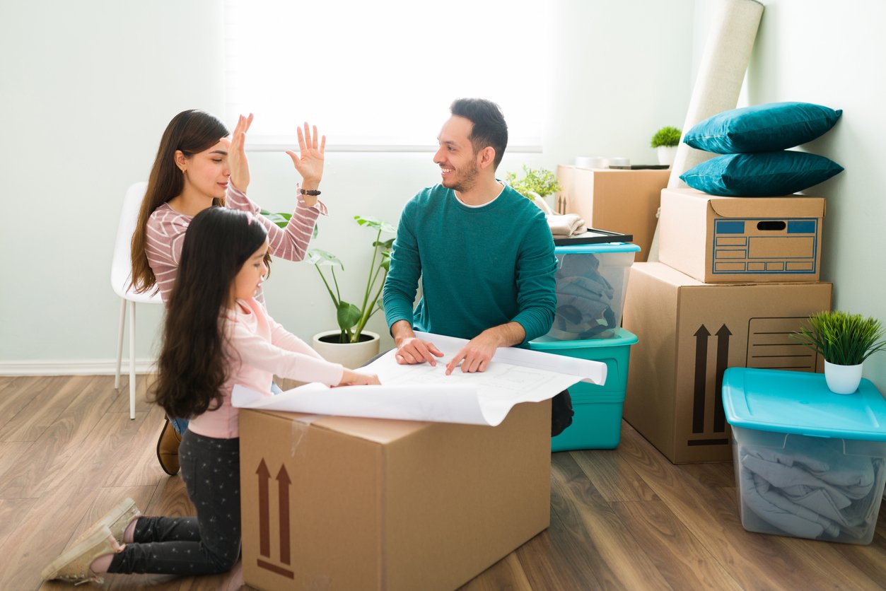 Familia decorando una casa