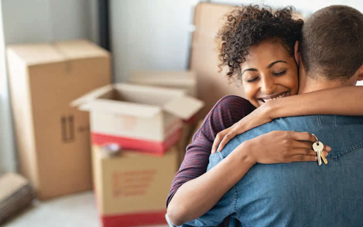 Pareja feliz con las llaves de su nueva casa