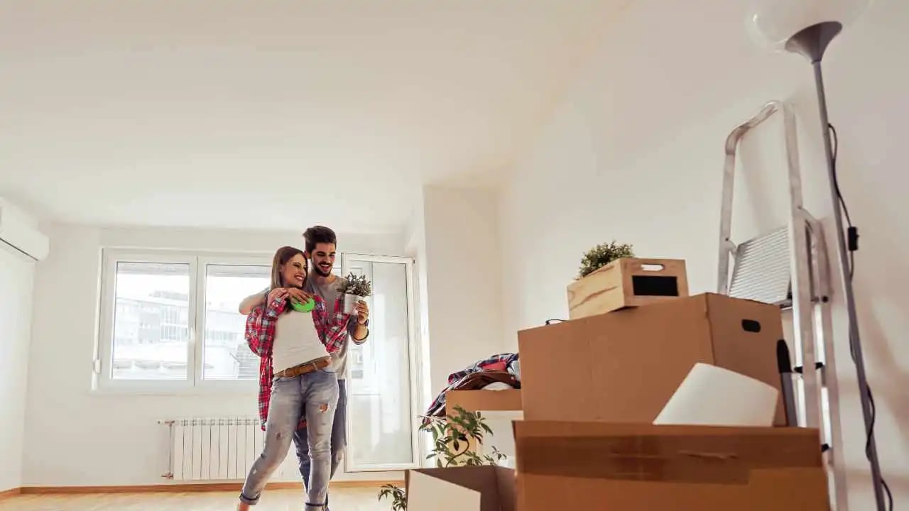 Pareja feliz en su nuevo hogar