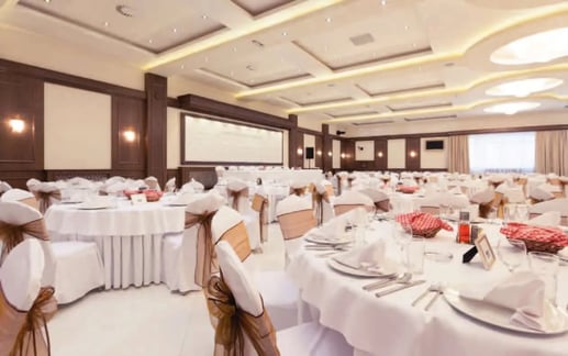Mesas en un salón de fiestas
