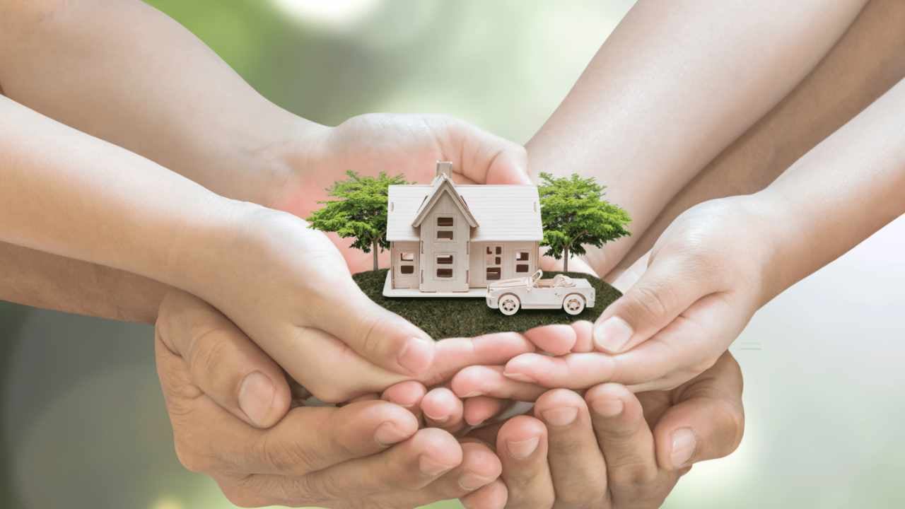 Familia sosteniendo una casa