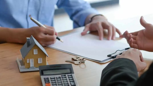 Firma de una hipoteca con casa en garantía