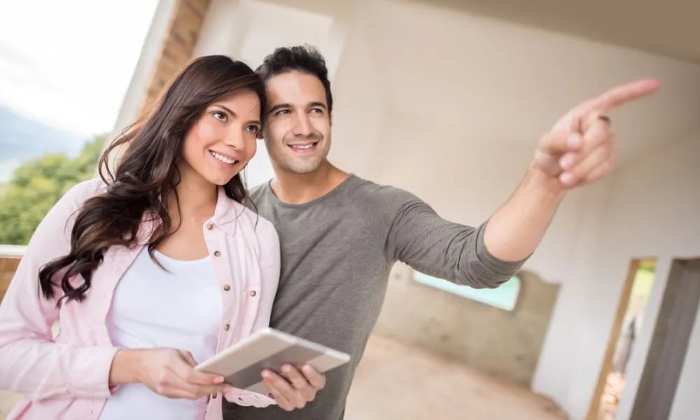 Pareja observando su nuevo hogar