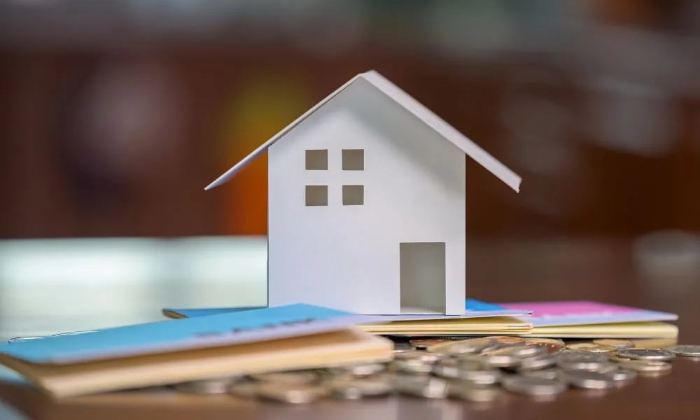 Casa sobre una mesa
