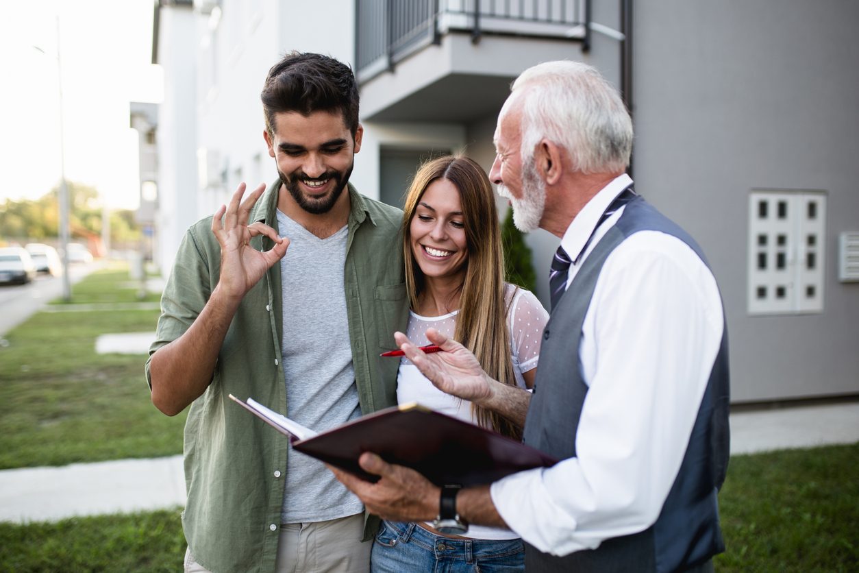 Agente inmobiliario mostrando una casa grande