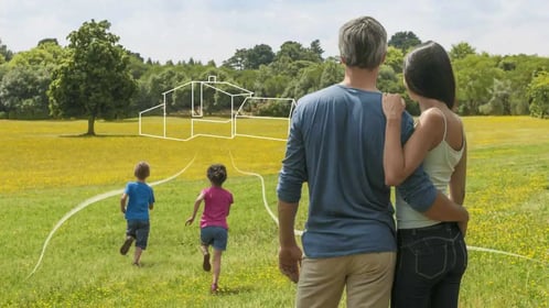 Familia en el exterior de una vivienda