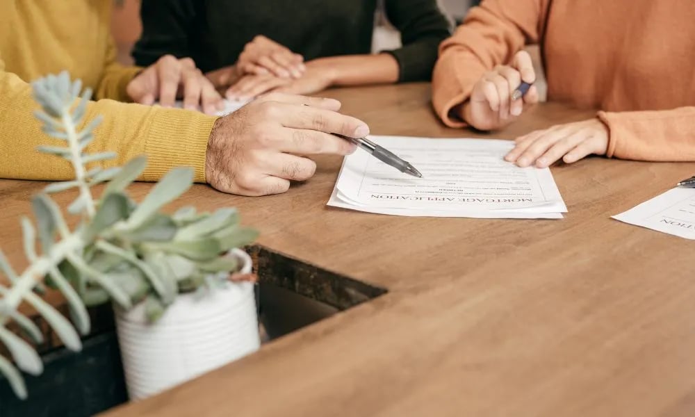 Asesor hipotecario explica las claúsulas de un contrato
