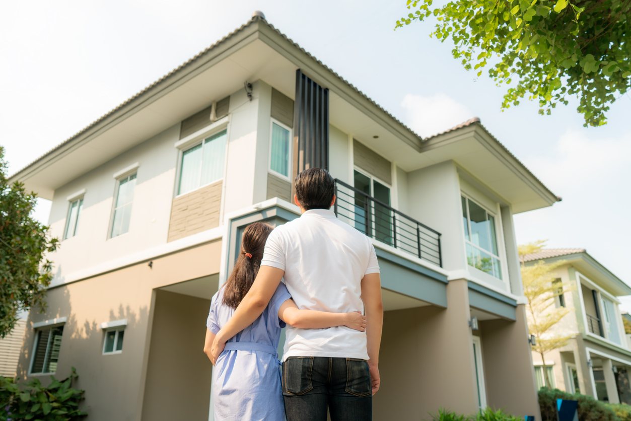 Familia en su nueva casa