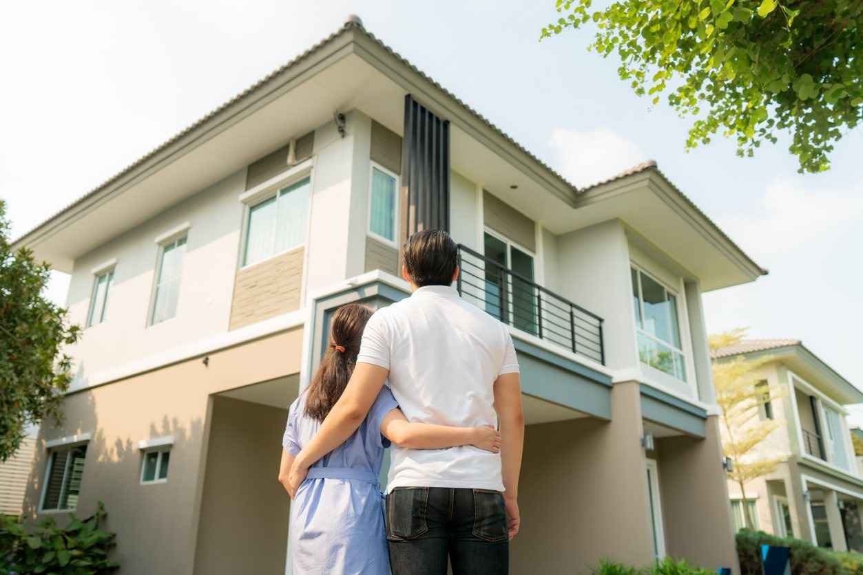 Pareja en el exterior de una vivienda