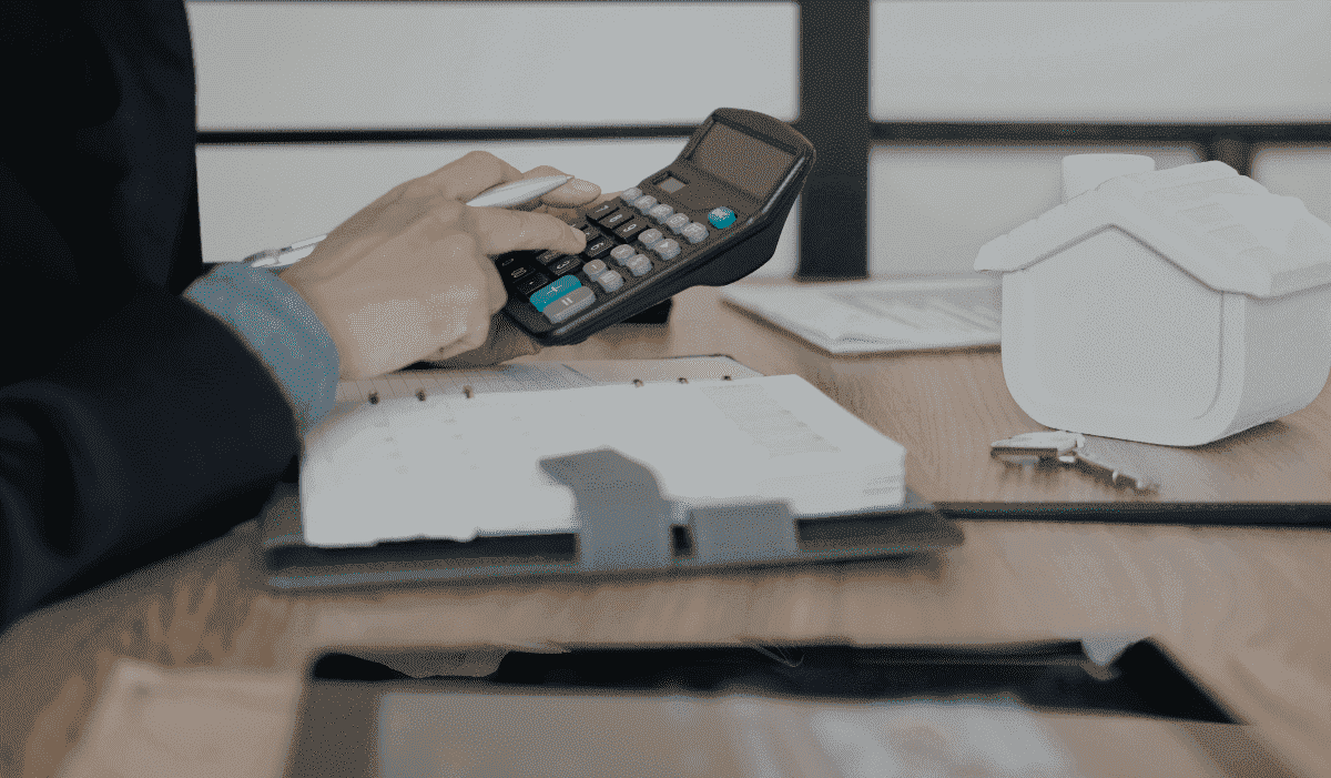 Persona utilizando una calculadora