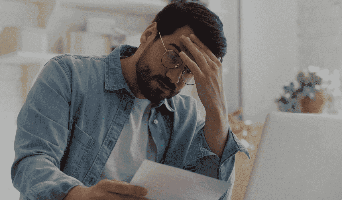 Hombre revisando sus cuentas bancarias