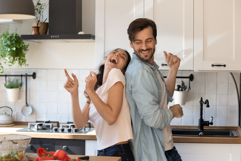Pareja en su nueva casa