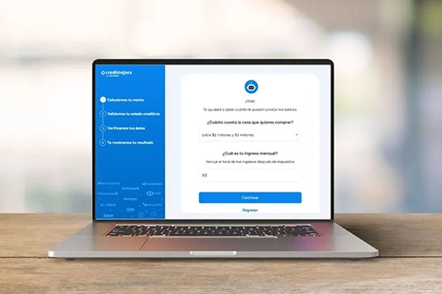 Computadora con la página del simulador de crédito credimejora