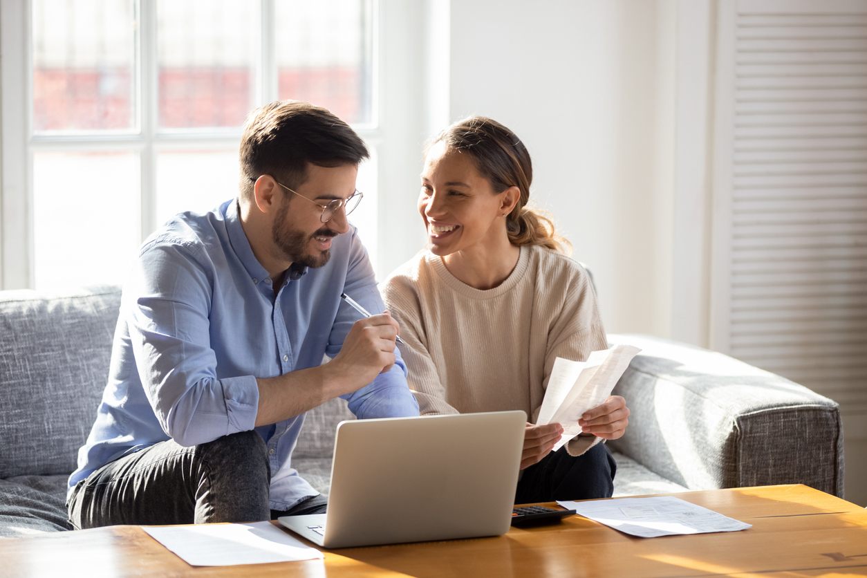 Pareja revisando sus cuentas