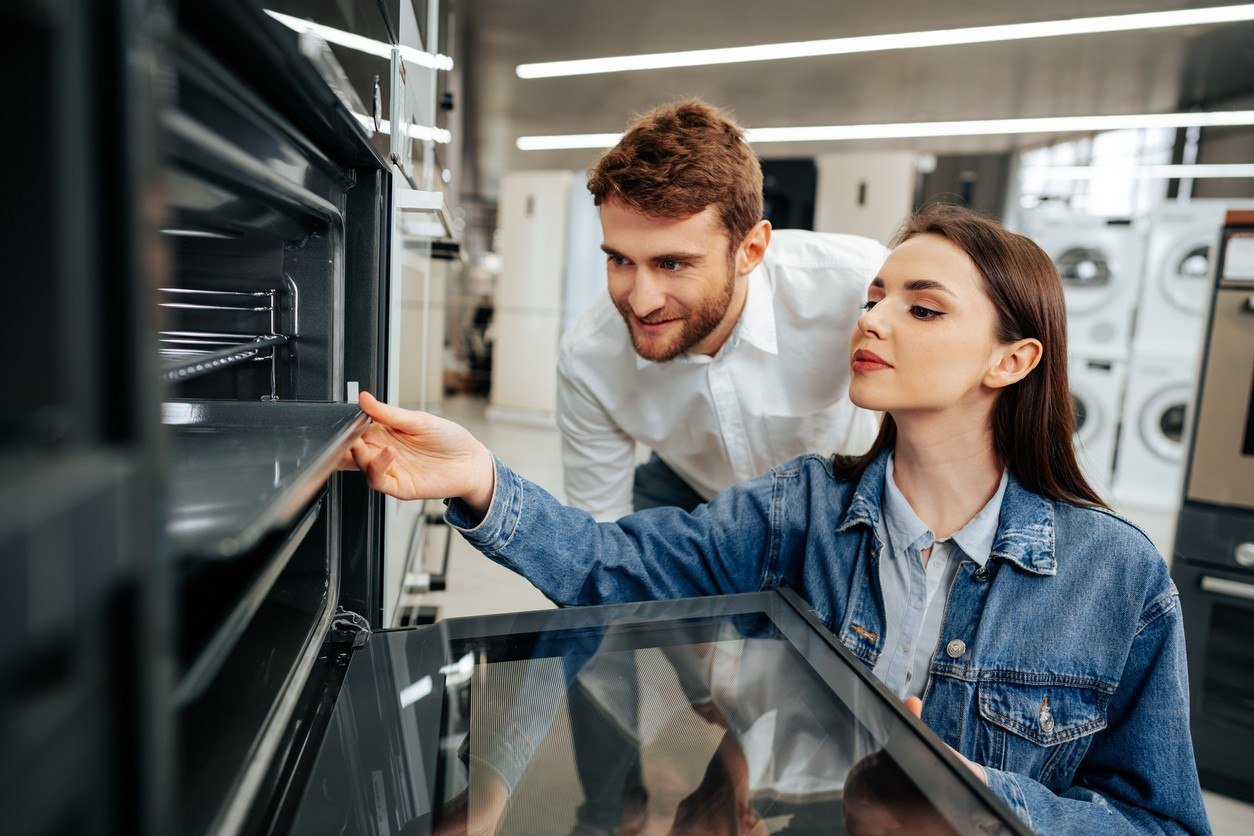 Pareja comprando un electrodoméstico