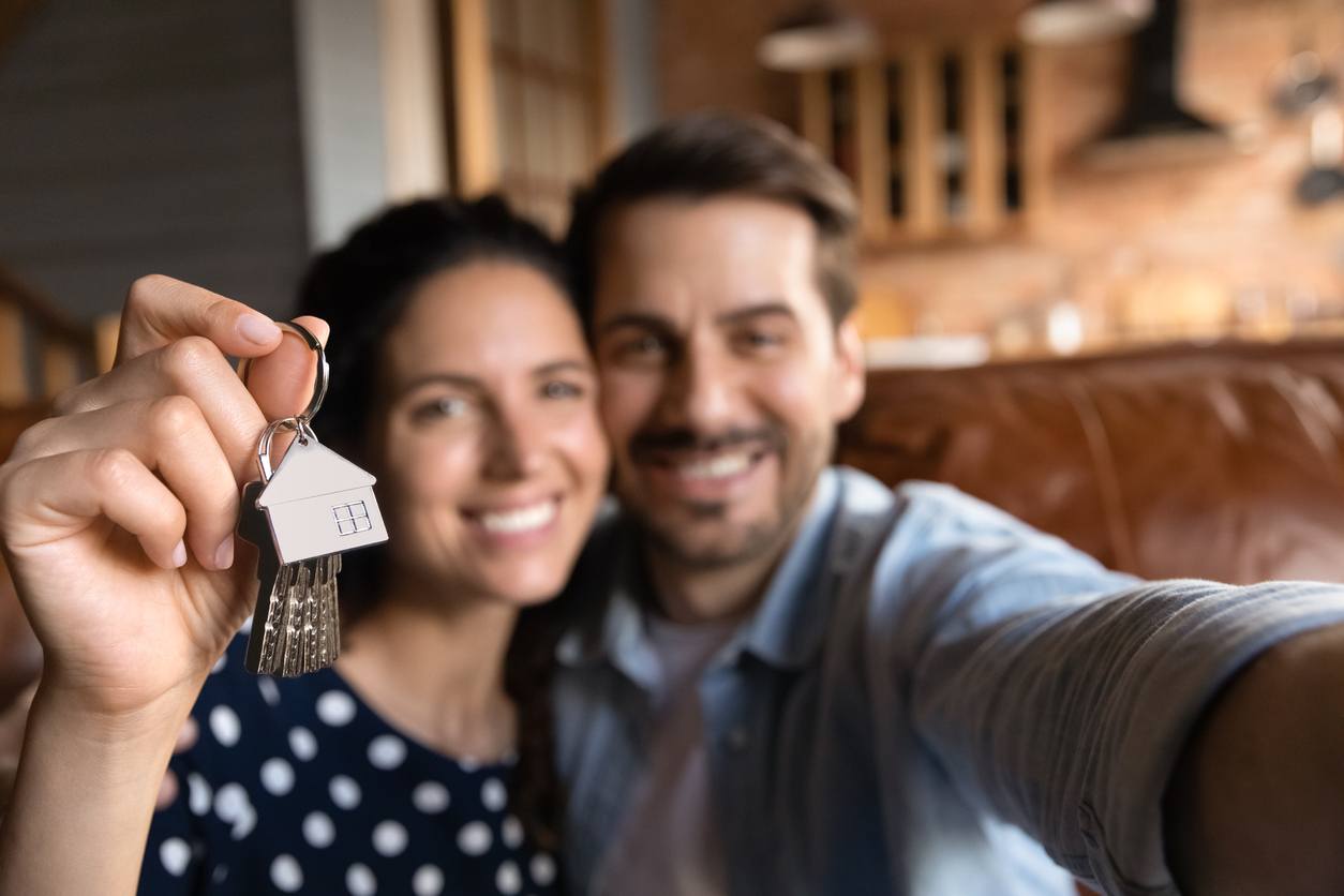 Pareja con las llaves de una casa