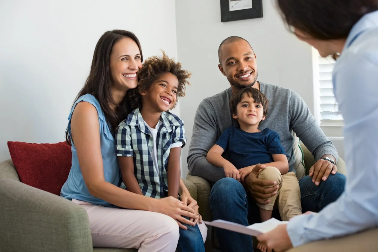 Familia solicitando un crédito de liquidez