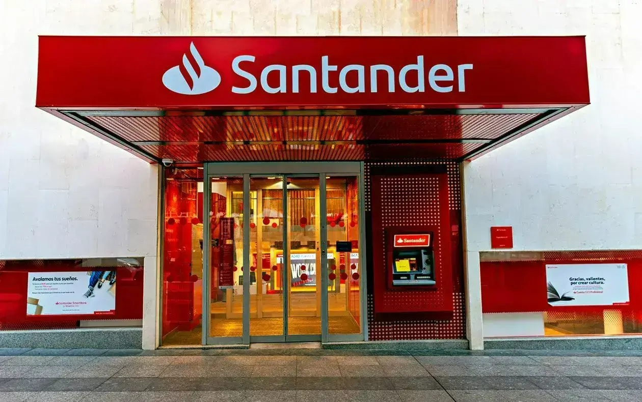 Exterior del banco Santander en México