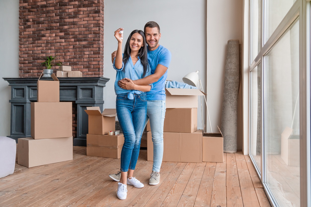 Pareja con las llaves de una casa