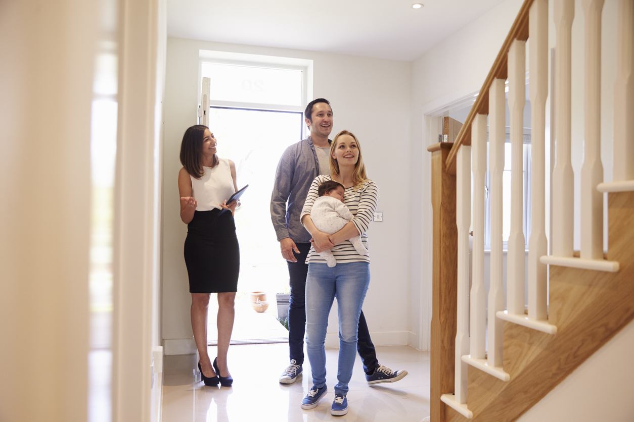 Familia con bebé comprando una casa