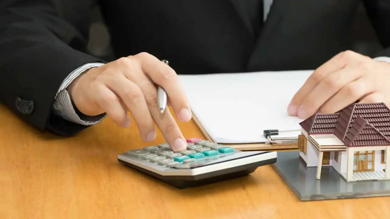 Persona utilizando calculadora para obtener el crédito hipotecario más barato
