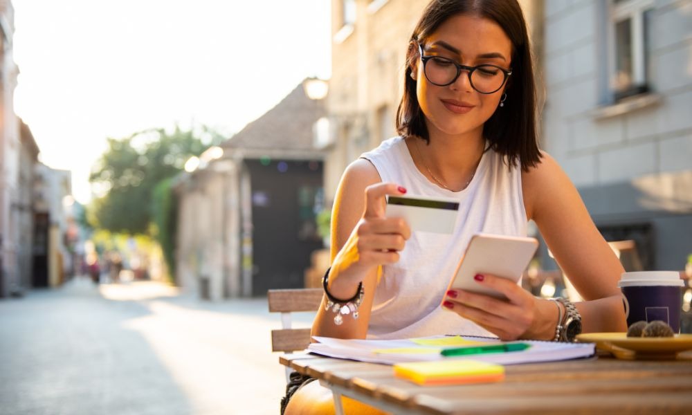 Mujer sosteniendo una tarjeta de crédito