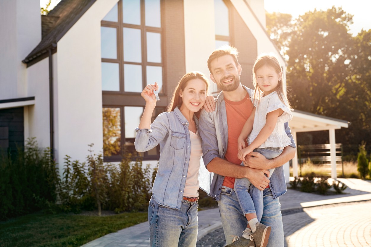 Familia con las llaves de su nueva casa