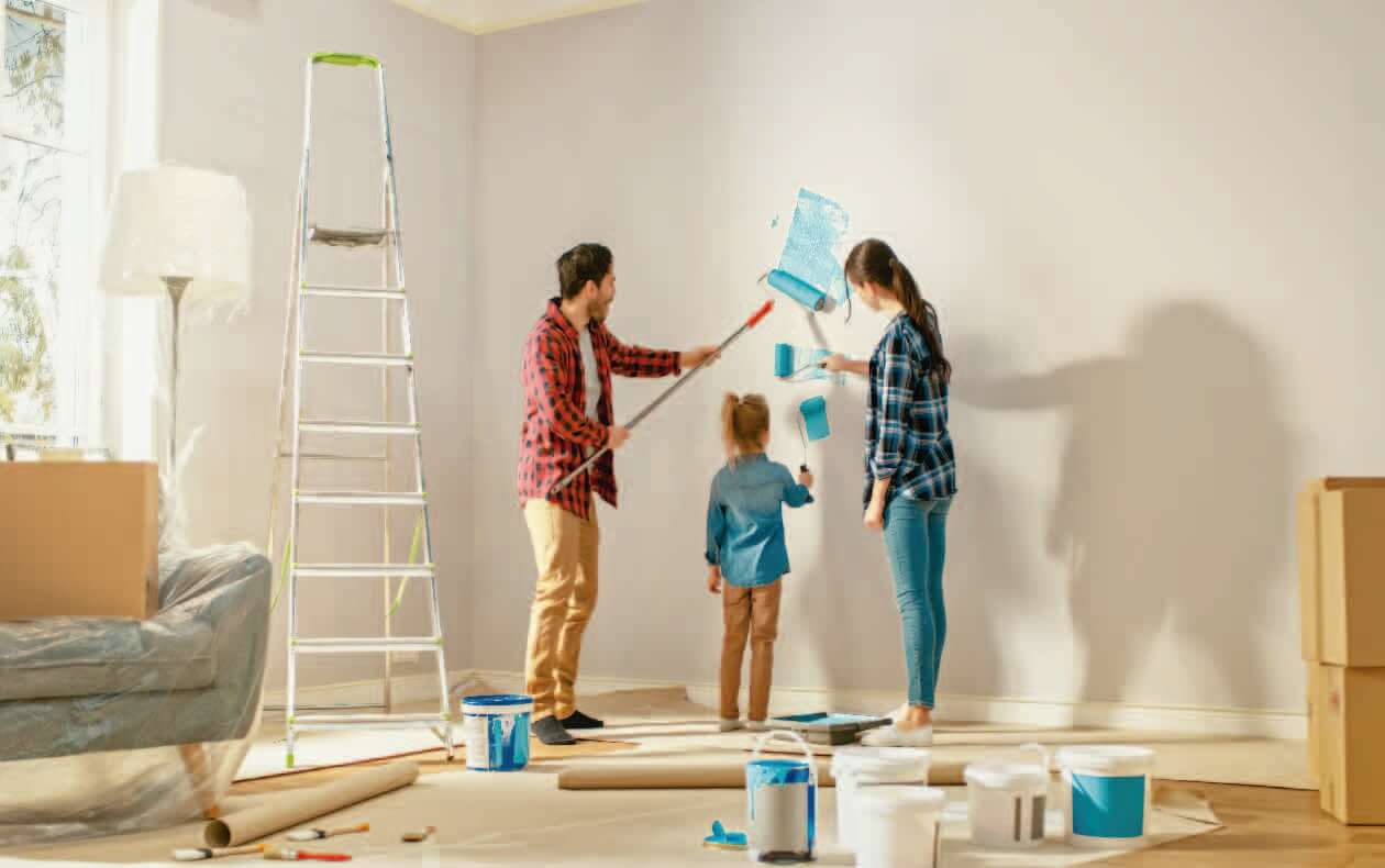 Familia pintando una casa usada