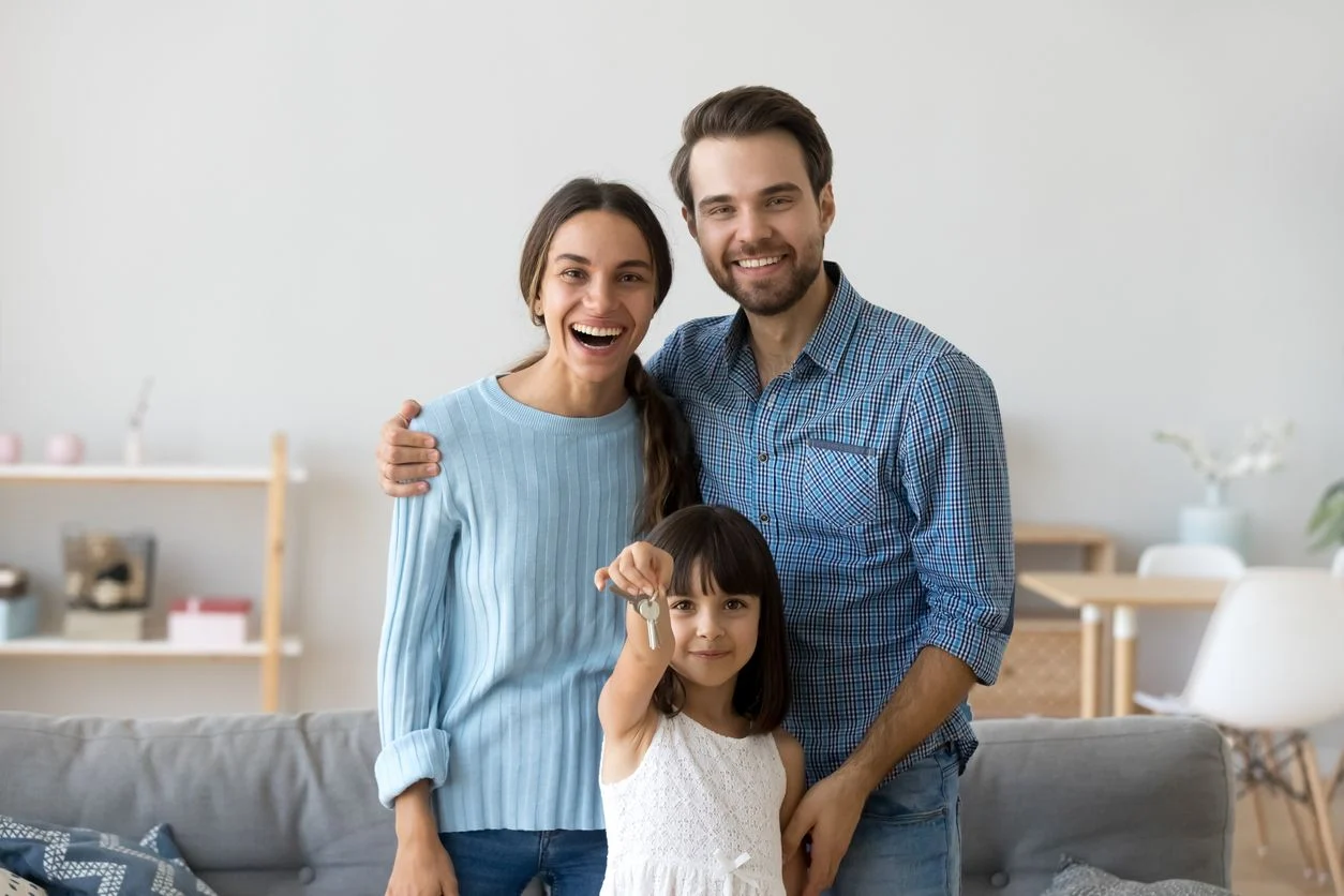 Familia comprando una casa