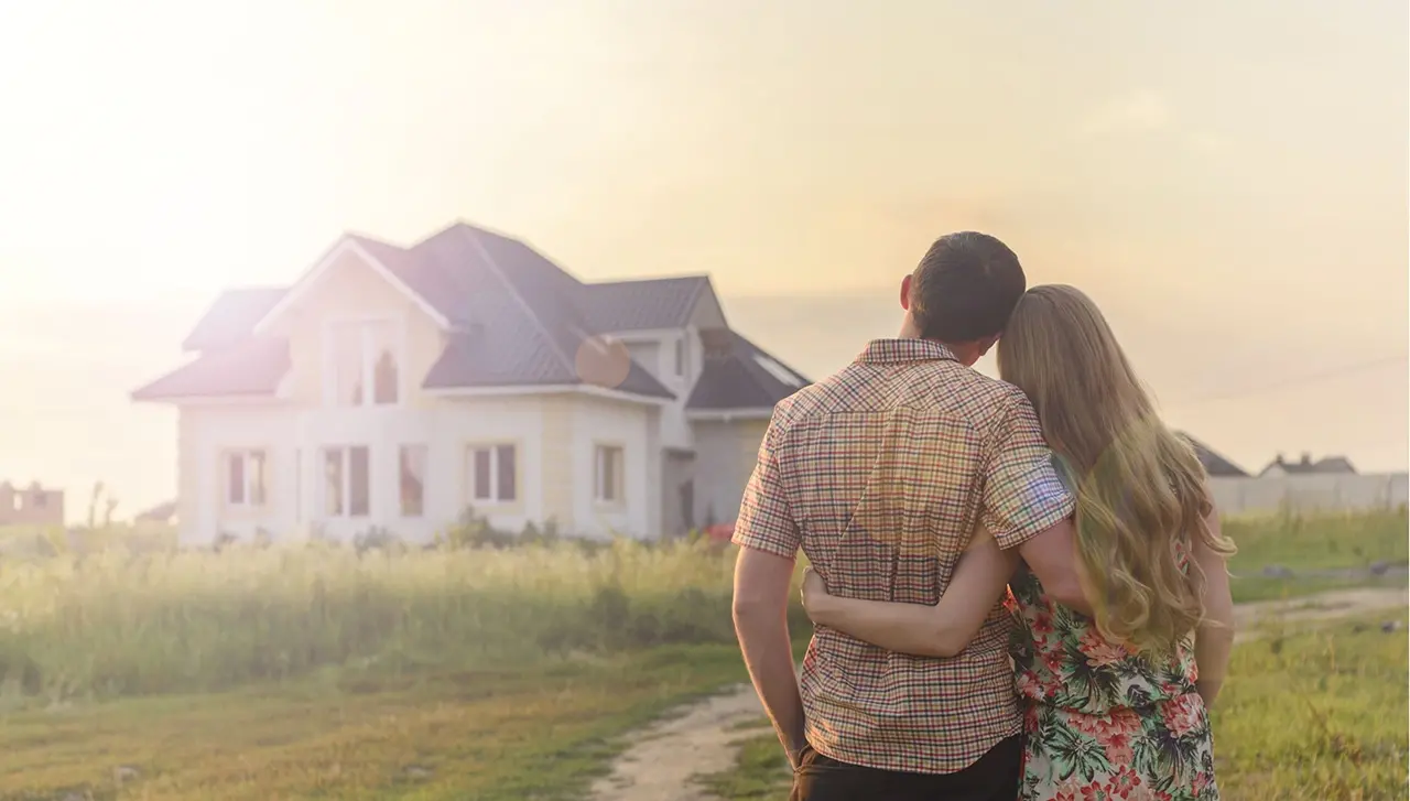 Pareja en el exterior de un terreno