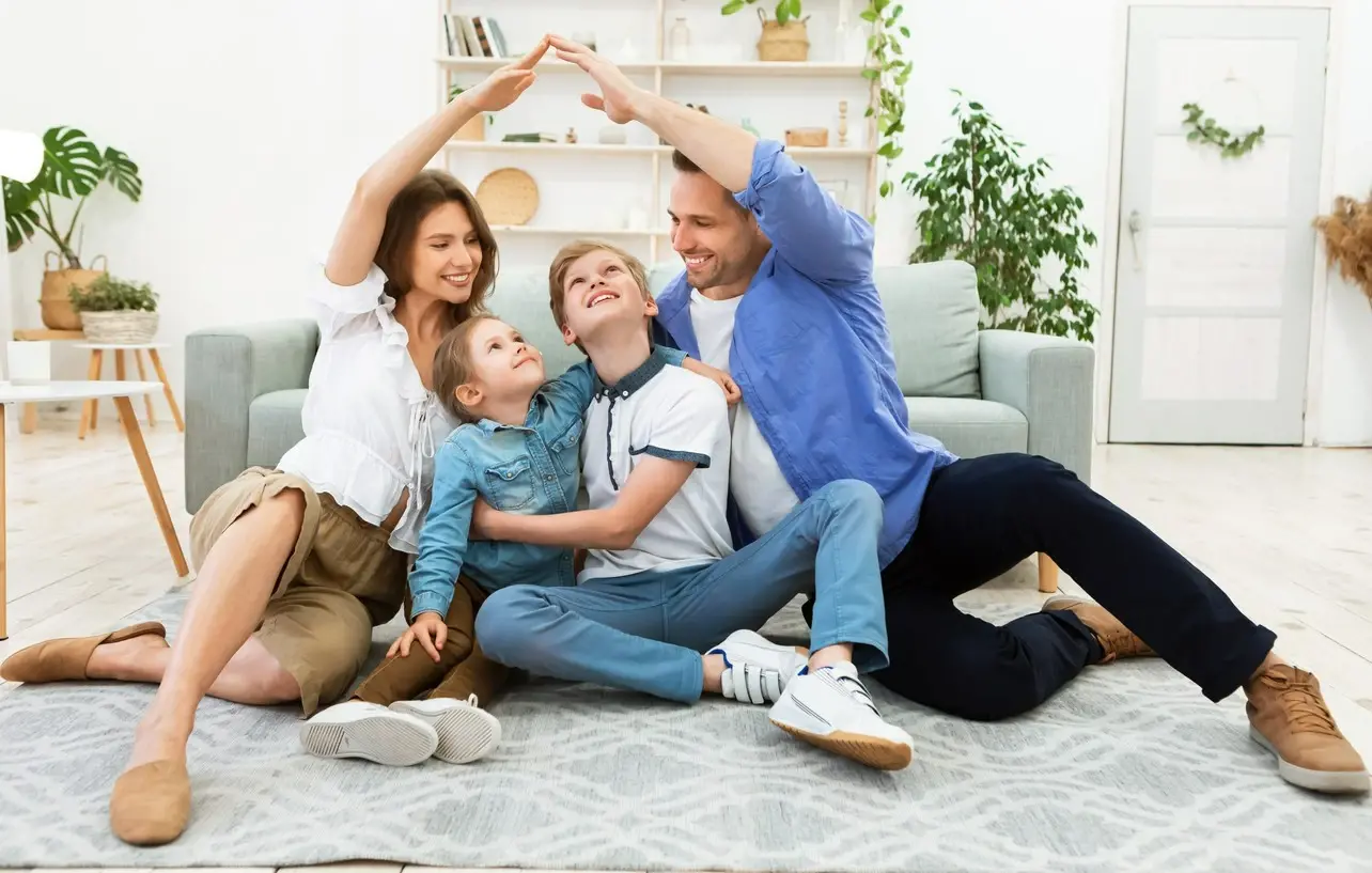 Familia bajo el techo de una casa