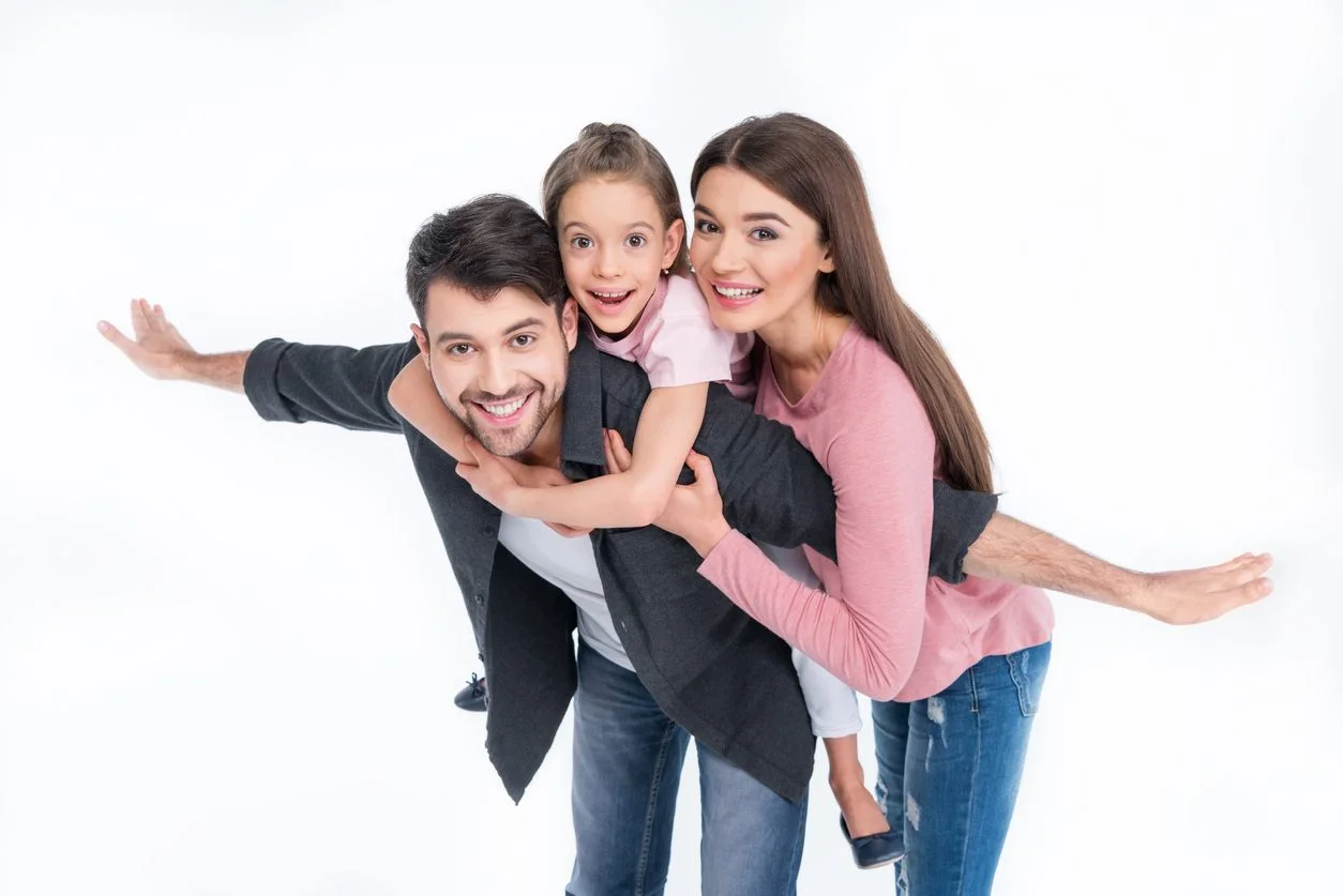 Familia feliz viajando